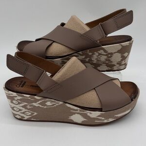 Clarks Stasha Hale Sandals Taupe Wedge Criss-Cross Leather Shoes Womens Size 9.5